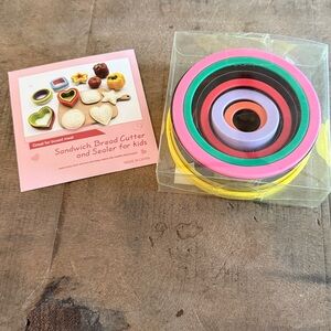 NWT Set of 10 round cookie biscuit cutter molds